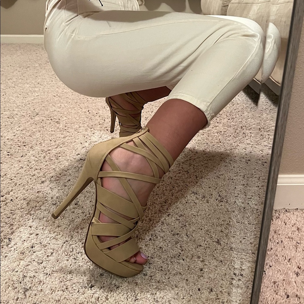 Original hills, absolutely new! Size 7.5 or 8 , very comfortable)